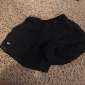 Lululemon size 2 hotty hot shorts (4in)